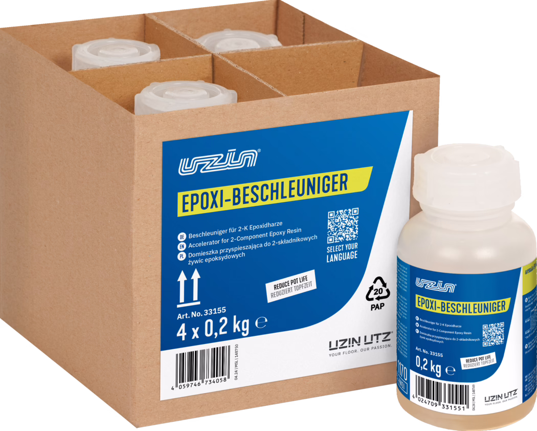 UZIN_Dummy_Epoxy Accelerator-carton_2024-05 Gros plan sur un carton kraft brun divisé en quatre compartiments contenant de petites bouteilles en plastique blanches à bouchons à vis. L'étiquette avant est bleue et jaune et indique clairement 'EPOXI-BESCHLEUNIGER', la marque 'UZIN' ainsi que des informations produit comme '4 x 0,2 kg', un code QR et un symbole de recyclage. On distingue la texture du carton, les séparateurs et le dessus des bouteilles; une partie d'une bouteille apparaît à droite sur fond blanc — l'étiquetage est multilingue.