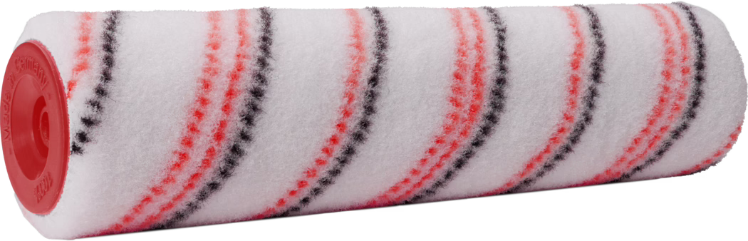 Pajarito_Dummy_Nylon Performance Line_168936_2021-11 Gros plan d'une recharge de rouleau à peinture blanche avec des bandes diagonales rouges et noires et une embout en plastique rouge, destinée à la peinture des murs et des surfaces intérieures.