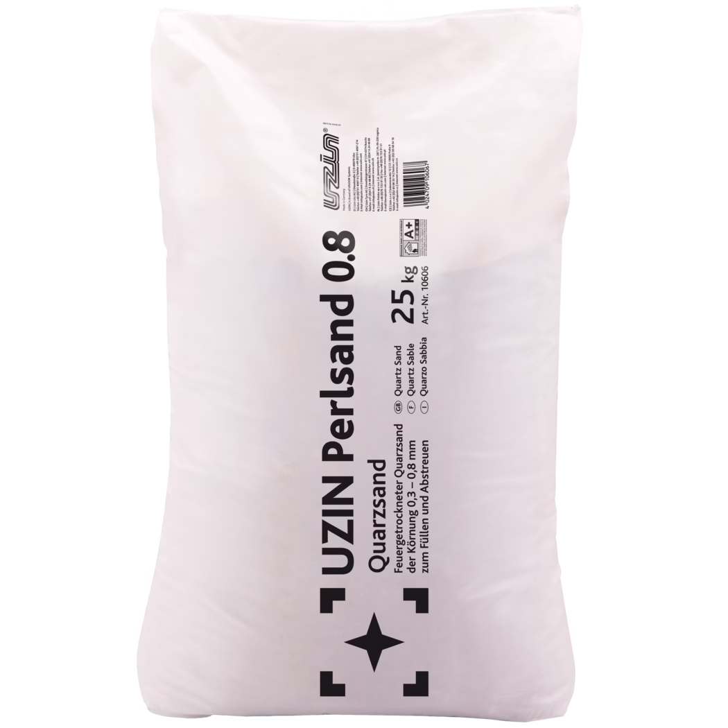 UZIN_Dummy_Quartz Sand 0.8-25kg_2019-11 Sac en plastique blanc avec impression verticale noire indiquant « UZIN Perlsand 0.8 » et la mention de poids « 25 kg ». L'emballage précise du sable de quartz à granulométrie 0,3–0,8 mm, un numéro d'article et un code-barres, ainsi que le logo UZIN. Le sac scellé présente des plis et un léger brillant du plastique ; il est destiné au remplissage et au saupoudrage sur les sols lors de la pose et du nivellement.
