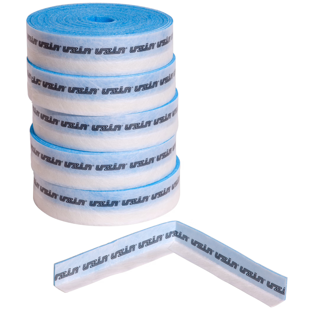 UZIN_Dummy_ESB 50_5_2014-02 Cinq rouleaux empilés de ruban d'étanchéité non tissé blanc et bleu clair, avec une bande en L posée devant. Le ruban présente le logo noir 'uzin' répété sur toute sa longueur. Le matériau semble fibreux avec un bord adhésif et sert à l'étanchéité des angles et à l'imperméabilisation pour la pose de carrelage et la construction. Photo sur fond blanc.