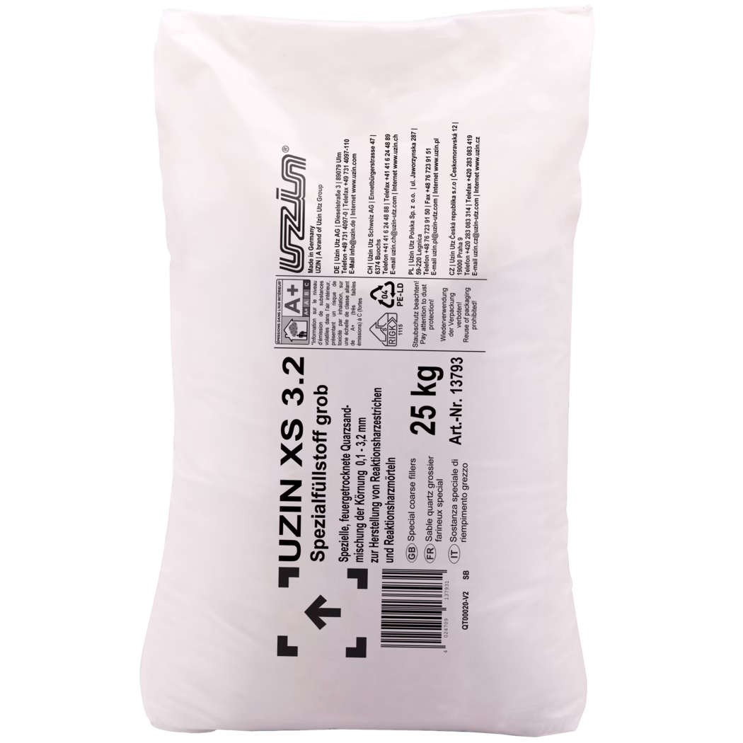 UZIN_Dummy_XS 3.2-25kg_2018-03 Un sac blanc étiqueté 'UZIN XS 3.2', contenant un matériau de remplissage spécial, pesant 25 kg. Le sac présente des instructions d'utilisation pertinentes et des informations de sécurité imprimées au dos, y compris des avertissements et des détails d'application, garantissant une manipulation sécurisée et des performances optimales dans les projets de construction et de rénovation.