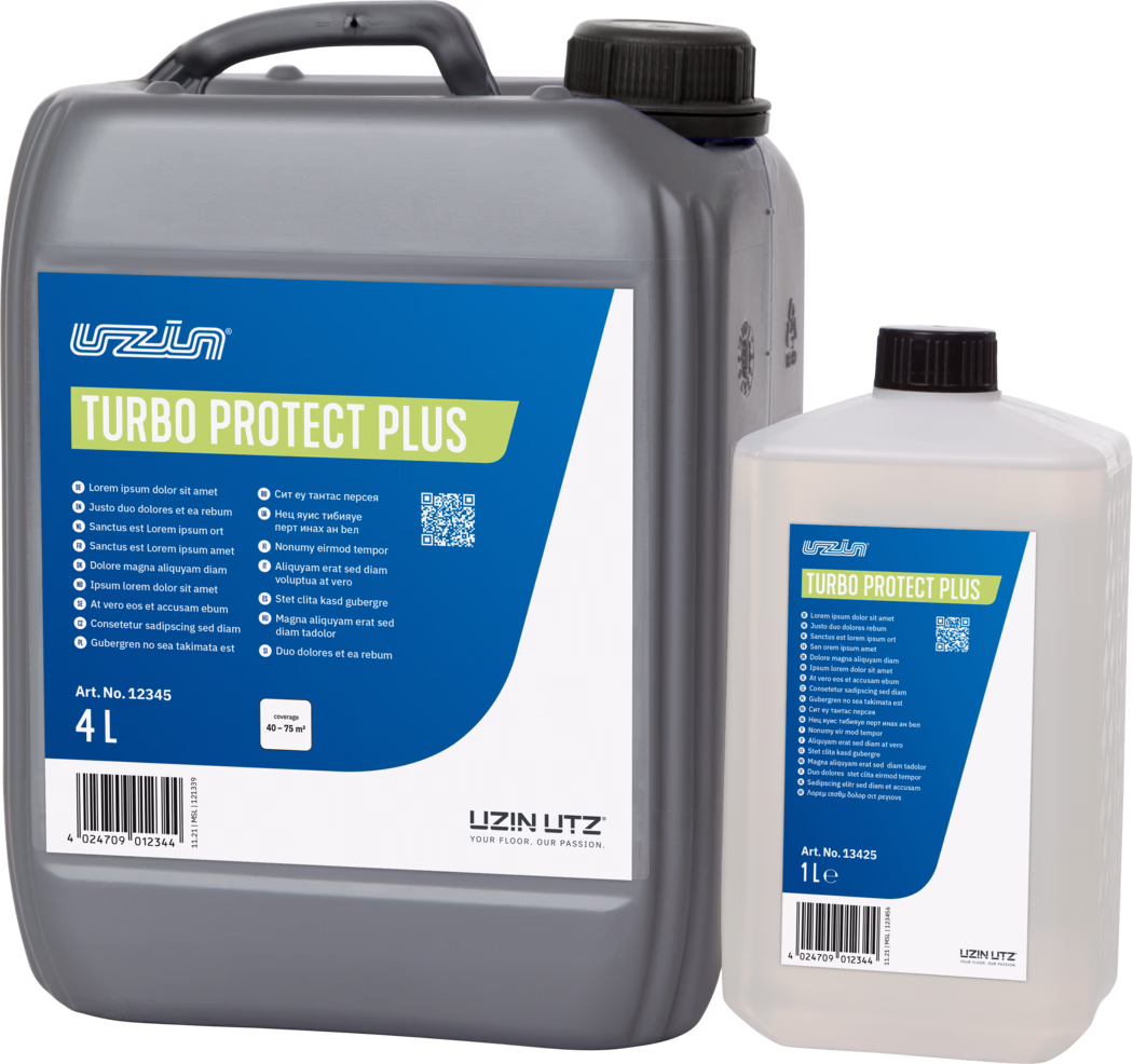 UZIN_Dummy_Turbo Protect Plus_INT_2022-01 Photo en gros plan de deux bidons en plastique : un grand bidon gris de 4 litres à gauche et une plus petite bouteille semi‑transparente d'1 litre à droite. Les deux contenants portent des étiquettes rectangulaires bleues avec des accents verts affichant « TURBO PROTECT PLUS » et le logo UZIN UTZ. Le bidon gris est muni d'un bouchon à vis noir et d'une poignée intégrée sur le dessus ; la bouteille blanche possède également un bouchon noir. Les étiquettes présentent de petites lignes de texte multilingue, un code QR, des numéros d'article (Art. No. 12345 et 13425), un code‑barres et des informations de couverture. L'image est prise sur fond blanc et met l'accent sur les étiquettes, les bouchons et les parties supérieures des récipients.