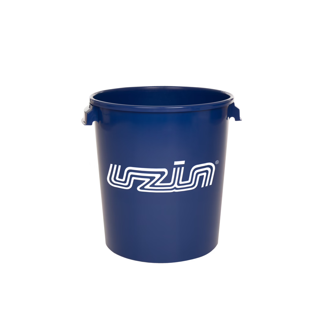 UZIN_Dummy_mixing bucket_2026-04 Un seau cylindrique et haut en plastique bleu foncé, à la surface lisse et brillante, avec un logo stylisé blanc imprimé sur le devant. Le seau comporte deux petites poignées moulées près du bord et un intérieur ouvert et vide ; la photo a été prise sur un fond blanc uni avec une ombre subtile sous la base.