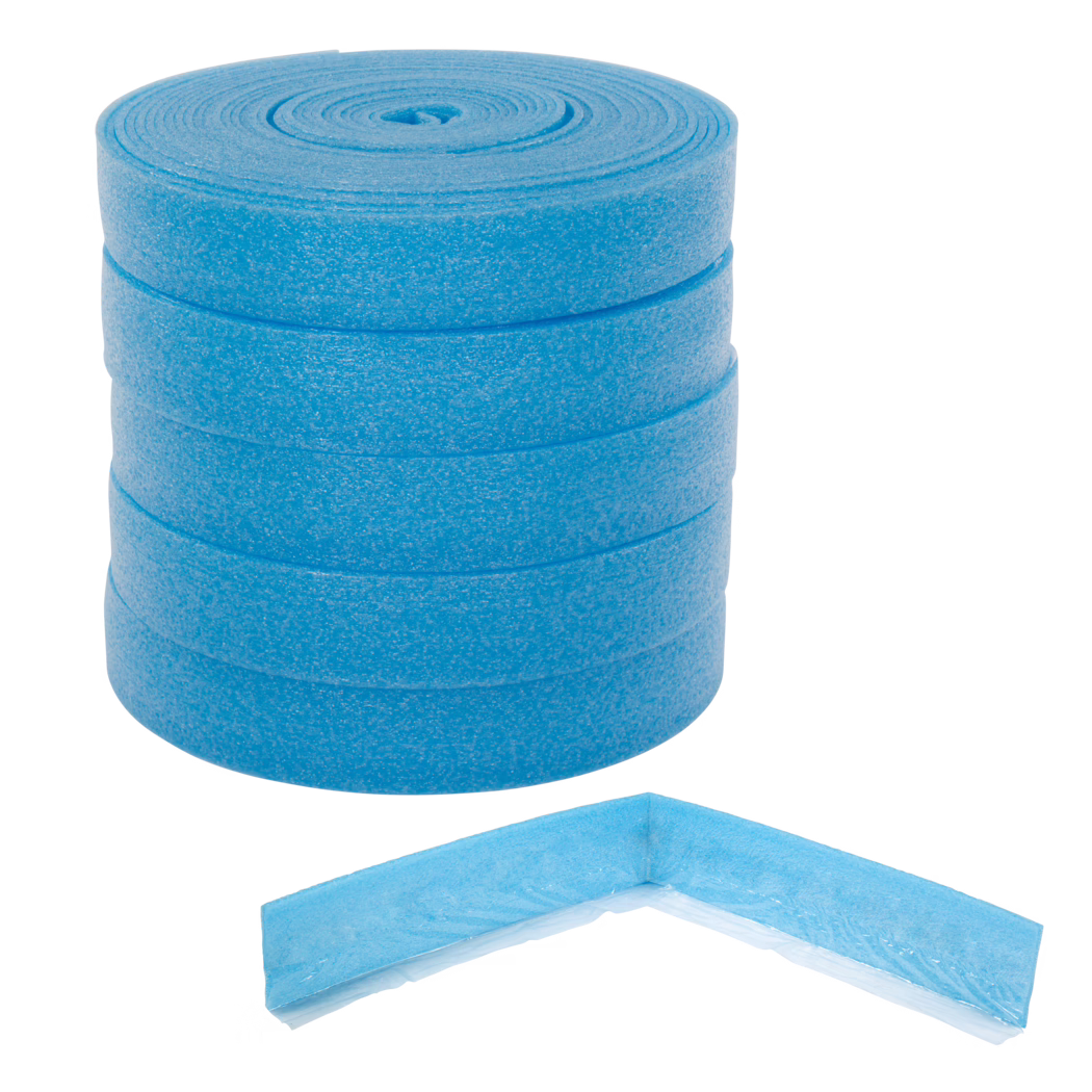 UZIN_Dummy_ES 100_8_2016-09 Gros plan sur des éléments en mousse de polyéthylène bleue empilés : un cylindre enroulé serré en haut et une pièce d'angle en forme de L en dessous. La surface de la mousse est texturée, présentant de petites cellules d'air visibles et des anneaux concentriques sur le rouleau; le matériau paraît légèrement brillant et résistant à l'eau. Conçu comme protection rembourrée pour l'emballage, l'isolation de tuyaux ou les accessoires de piscine, la mousse légère est d'un bleu cyan vif, avec des bords coupés et un film plastique mince amovible sur la partie angulaire.