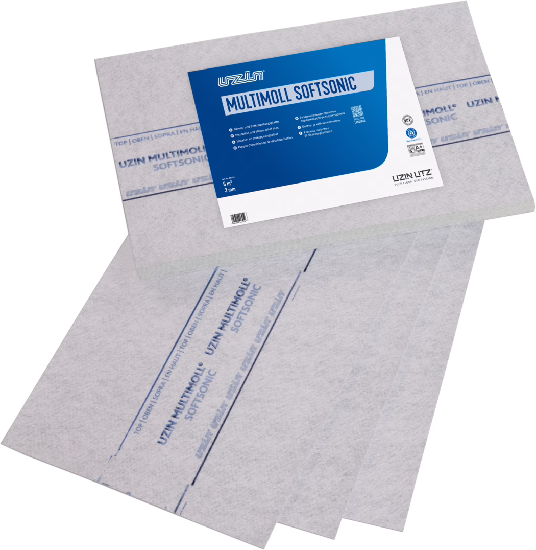 UZIN_Dummy_Multimoll Softsonic_2024-09 Plaques isolantes grises en fibres portant la mention 'UZIN MULTIMOLL SOFTSONIC'. Trois feuilles fines sont disposées en éventail, l'une d'elles sur le dessus affiche une grande étiquette bleu et blanc avec le nom du produit, les spécifications (6 m², 3 mm), de petites icônes et le logo UZIN. Les plaques présentent des lignes guides imprimées en bleu et un marquage répétitif; elles sont destinées à l'isolation phonique et contre les chocs sous revêtements de sol tels que stratifié, parquet ou vinyle.