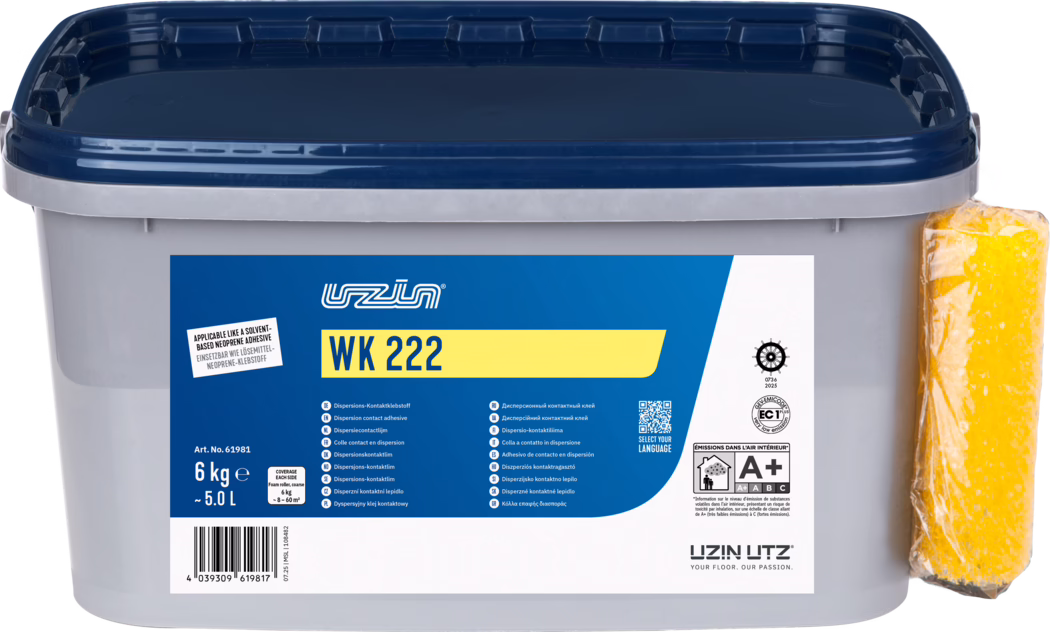 UZIN_Dummy_WK 222-6kg_2025-11 Un bac rectangulaire en plastique gris avec un couvercle bleu foncé à clipser et une étiquette produit bleu et jaune indiquant 'WK 222'. Le contenant est marqué '6 kg (~5,0 L)' et présente des icônes techniques, un code‑barres et des informations produit en plusieurs langues. Une éponge jaune emballée dans du plastique est attachée sur le côté droit. L'étiquette affiche la marque 'Uzin Utz' et un pictogramme A+ d'émissions dans l'air intérieur. La photo est prise sur fond blanc, nette et uniformément éclairée.