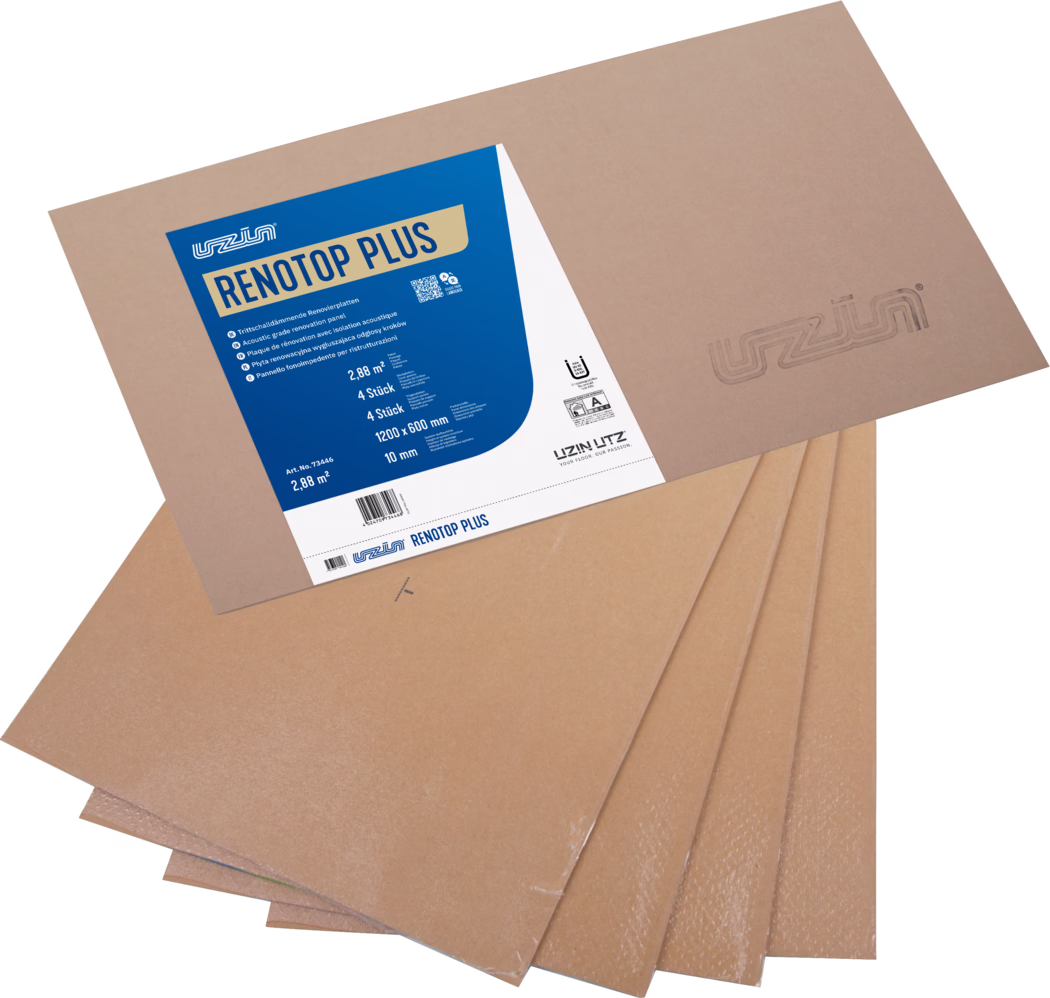 UZIN_Dummy_RenoTop PLUS_2024-05 Gros plan d'une pile de panneaux de rénovation acoustique RENOTOP PLUS de couleur brun clair, avec une étiquette produit bleue et blanche bien visible de la marque UZIN UTZ. Les panneaux fibreux au toucher carton sont disposés en éventail et affichent des informations imprimées et les dimensions (1200 x 600 mm, épaisseur 10 mm). L'ensemble est présenté sur fond blanc avec la texture des plaques et des détails d'emballage visibles.