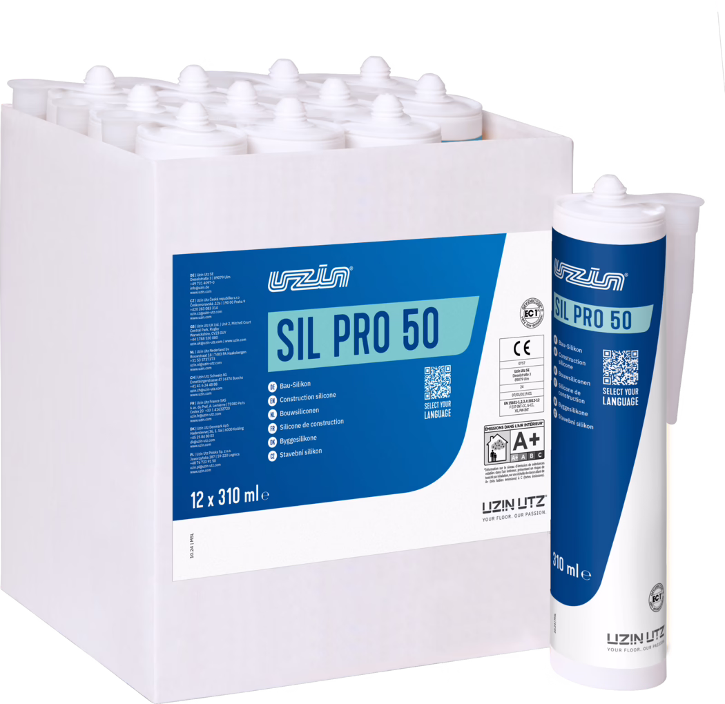 UZIN_Dummy_SIL PRO 50_310ml_2024-11 Une boîte en carton blanche contenant douze cartouches en plastique blanc de SIL PRO 50 silicone de construction (12 x 310 ml) avec des étiquettes bleu et blanc ; une cartouche est présentée debout à droite, montrant le nom du produit, le logo de la marque, un QR code et le volume sur fond blanc.