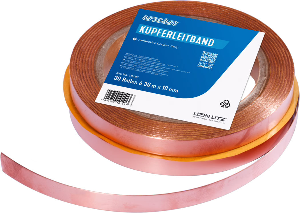 UZIN_Dummy_Conductive Cooper Strip_2024-06 Close-up of a roll of conductive copper tape with a partially unrolled strip. The tape has a metallic reddish-copper surface and an adhesive backing protected by an orange release liner. A blue and white product label on top reads 'KUPFERLEITBAND' and shows information including '30 Rollen à 30 m x 10 mm', a barcode and brand markings. The roll sits on a white background and the copper surface reflects light, revealing its texture and sheen.