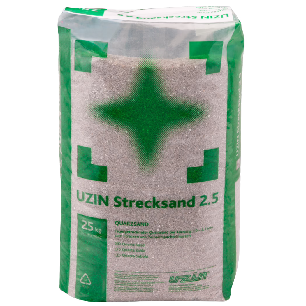 UZIN_Dummy_quartz sand 2.5-25kg_2014-02 Un paquet de sable de nivellement UZIN 2,5, pesant 25 kg, conçu pour une utilisation dans la construction. L'emballage est principalement transparent, permettant de voir le sable à l'intérieur, avec un logo vert et un texte indiquant son utilisation et ses propriétés spécifiques.